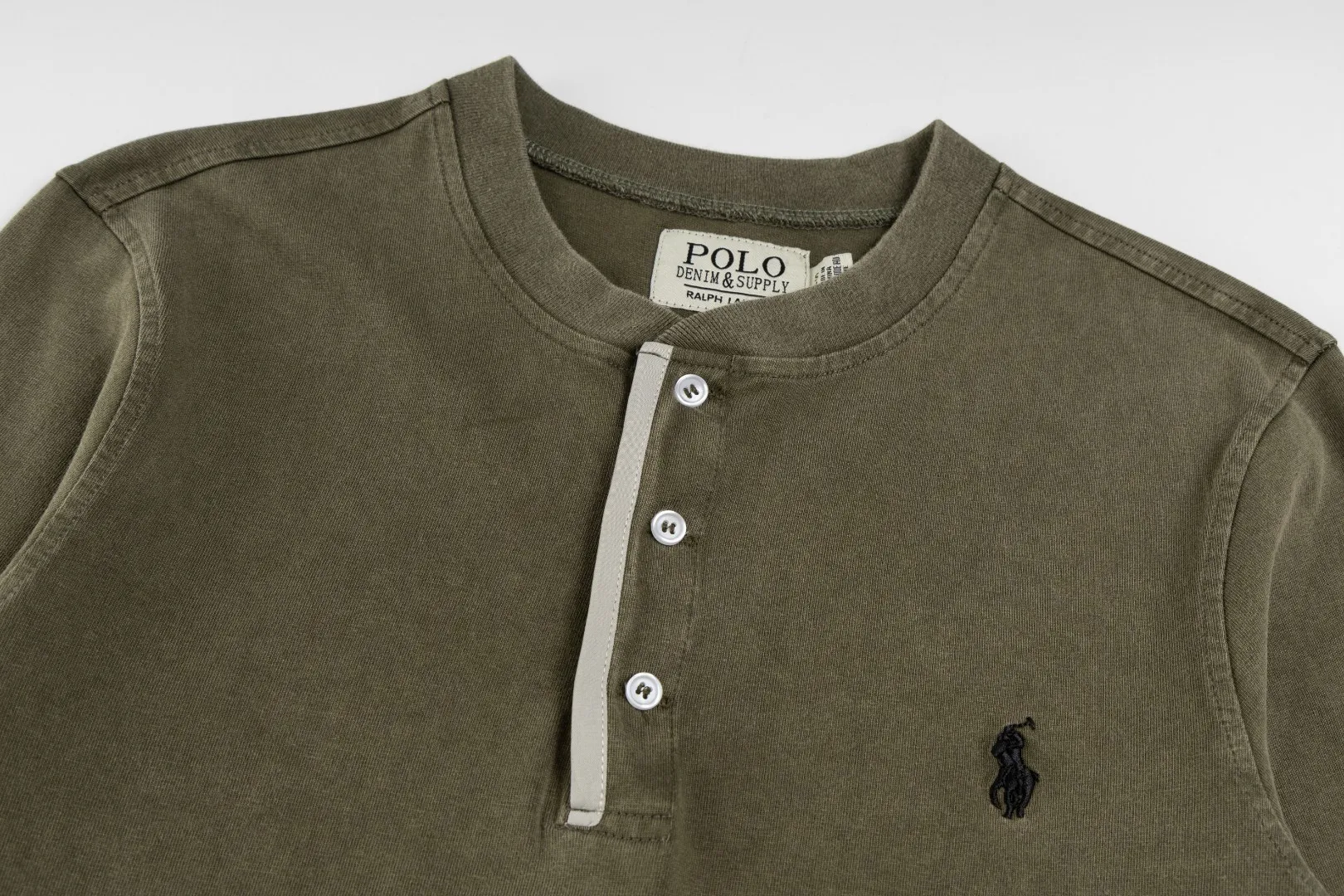 P196 #R85 Ralph Lauren washed heavy brushed distressed henley stand-up collar open chest long-sleeved bottoming shirt thin sweatshirt fabric 100% Xinjiang long-staple cotton, imported embroidered logo on the chest custom threaded collar, classic embroidery, the highest version, suitable for business and leisure daily use! 🌘3-button placket, laser logo pearlescent resin buttons, cuffs and hem are double-stitched, different from the currency version. Washed and distressed, sand-washed and stir-fried. Color: White, Black, Navy Blue, Army Green, Gray Size: S M L XL Length: 69/70/72/75 Bust: 102/108/116/124 Shoulder width: 43/45/47/49 Recommended weight: 100-120/120-140/140-160/160-180 pounds